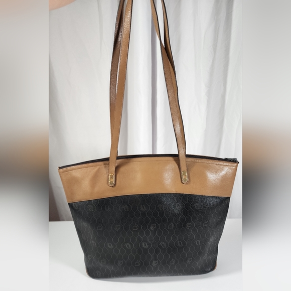 Christian Dior Honeycomb shoulder tote. Small scratches on ext leather. - Picture 2 of 14